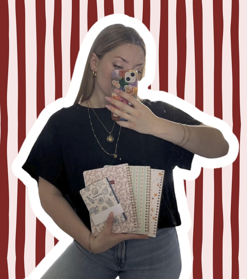 Portrait de Marion, illustratrice et fondatrice d’Iventyo, avec ses carnets