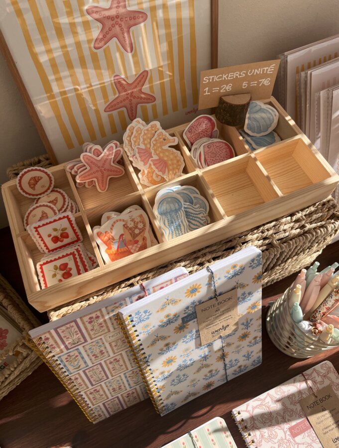 Stand Iventyo avec stickers, carnets et marque-pages