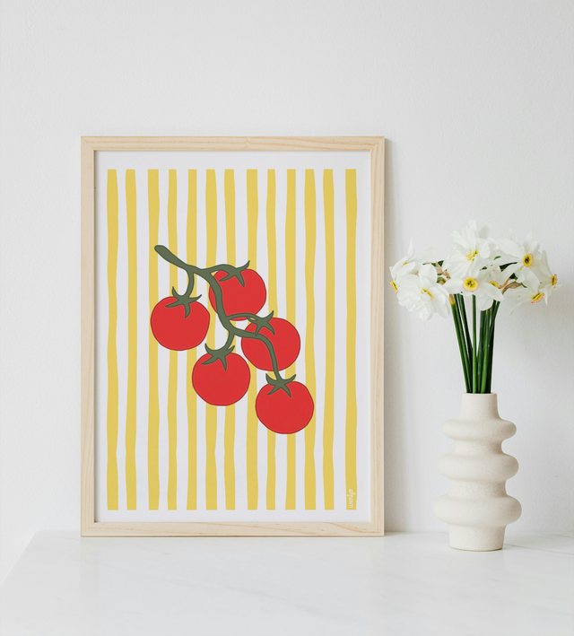 Affiche grappe de tomates encadrée à côté d’un vase de narcisses