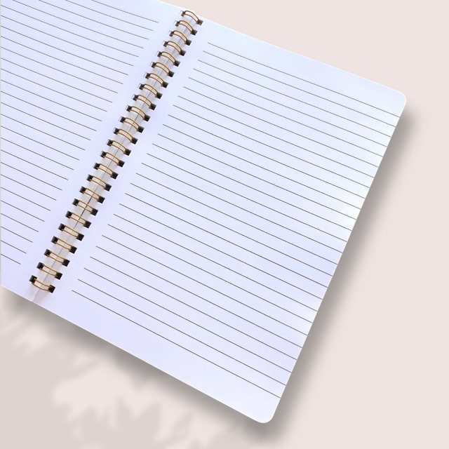 Carnet A5 céleste soleils et étoiles ouvert à plat sur ses pages lignées 100 g