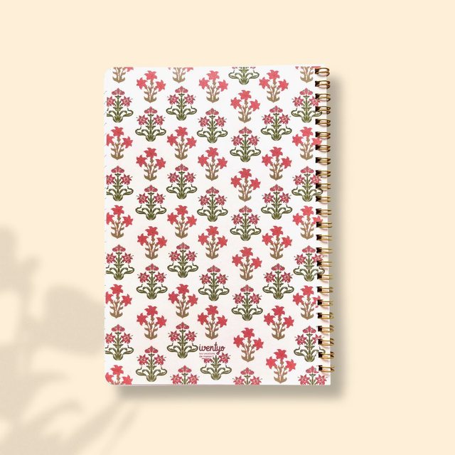 Dos du carnet A5 fleurs indiennes rouges avec le petit logo Iventyo