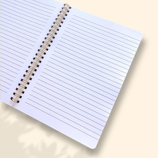 Carnet A5 fleurs folk et papillons ouvert à plat sur ses pages lignées 100 g