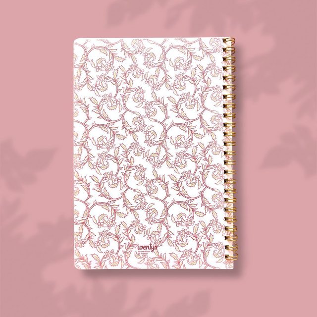 Dos du carnet A5 fleuri rose poudré avec le petit logo Iventyo