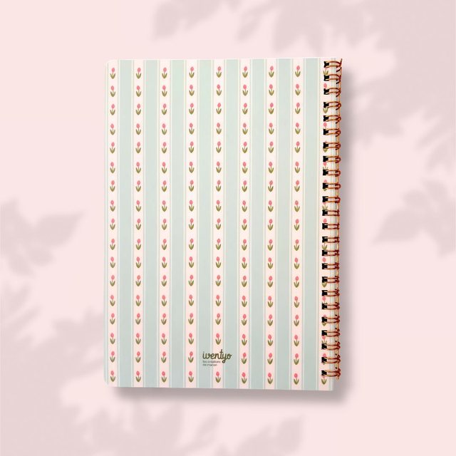 Dos du carnet A5 tulipes et rayures vert sauge avec le petit logo Iventyo
