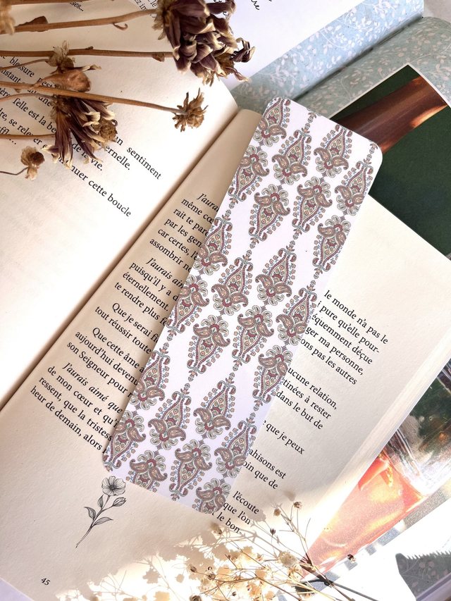 Marque-page cachemire glissé dans un livre ouvert
