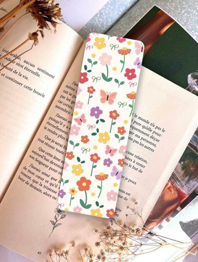 Marque-page papillons et petits nœuds glissé dans un livre ouvert