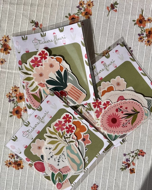 Stickers fleuris illustrés étalés : bouquets, vases et fleurs champêtres