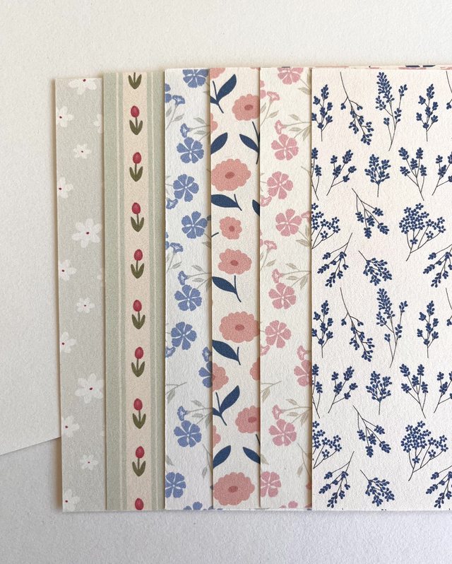 Feuilles de papier scrapbooking aux fleurs champêtres bleues et roses en éventail