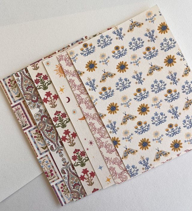 Feuilles de papier scrapbooking rétro et poétiques superposées en éventail