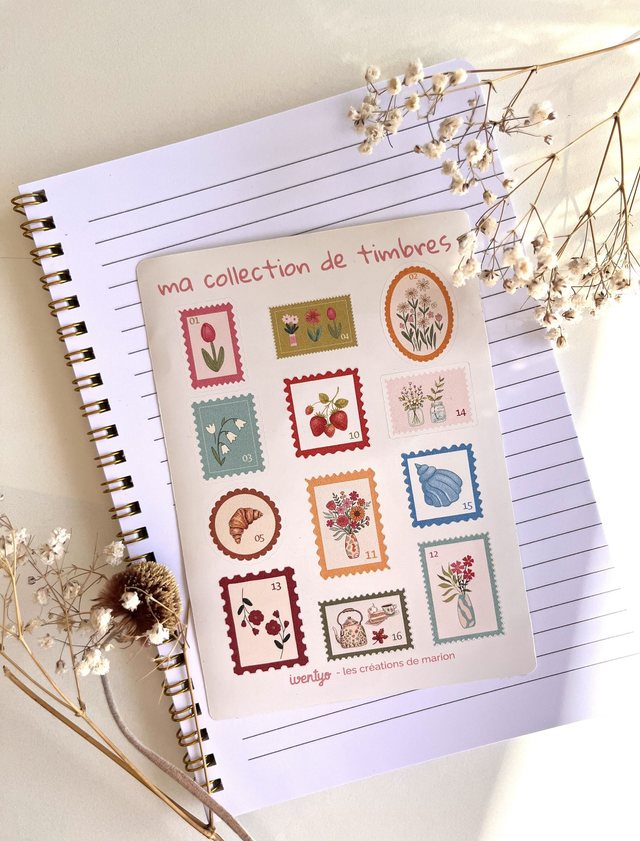 Planche de stickers timbres rétro posée sur un carnet à spirale