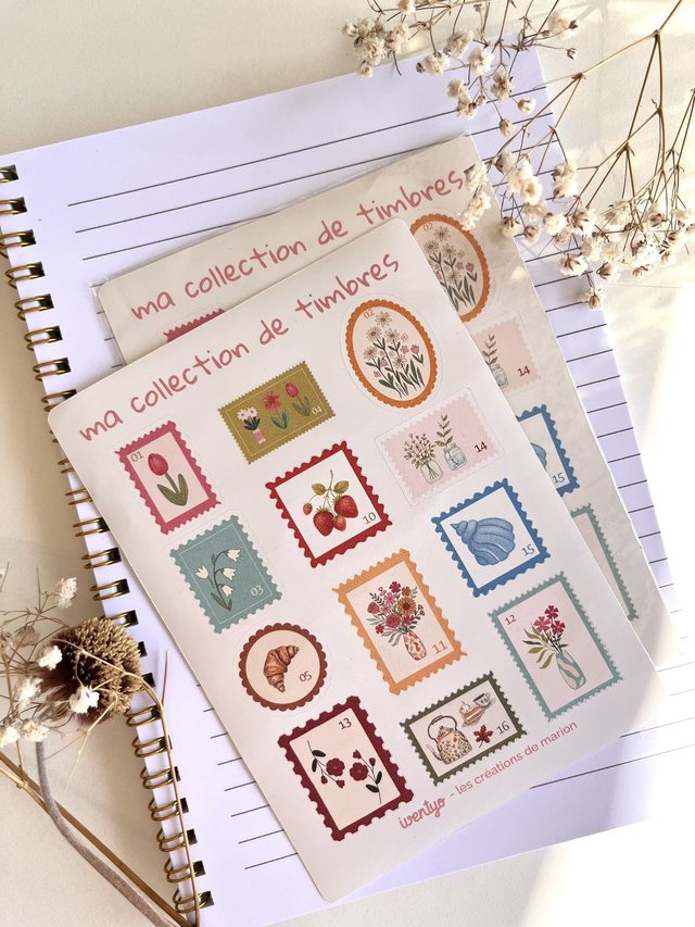 Deux planches de stickers timbres illustrés sur un carnet avec des fleurs séchées