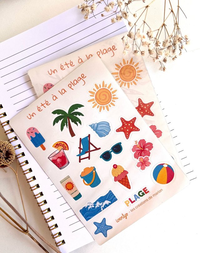 Deux planches de stickers Un été à la plage posées sur un carnet