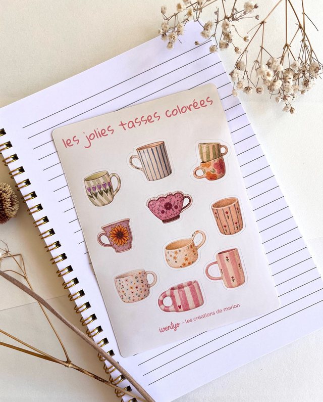 Planche A6 de stickers tasses en céramique à rayures et à fleurs sur un carnet