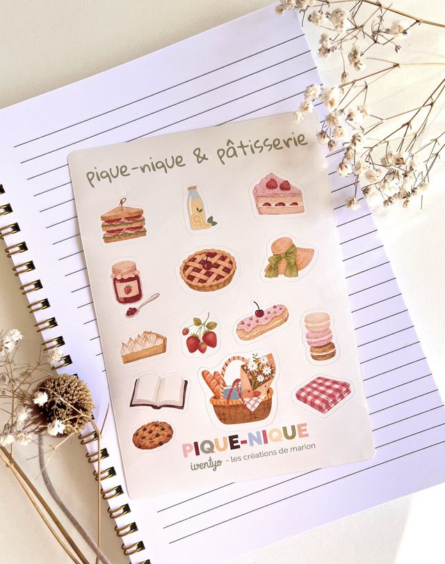 Planche de stickers gourmands A6 sur un carnet avec des fleurs séchées